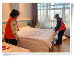 學(xué)習(xí)結(jié)束孩子把酒店房間打掃干凈